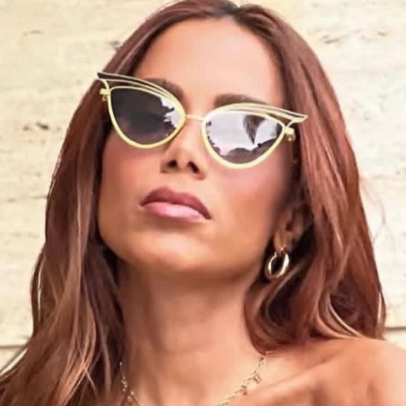 Pre-Order! Excluded Valentino Sunglasses, New 375 - Picture 3 of 3